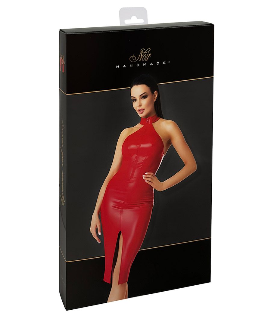 Femme portant une robe midi rouge en Power Wetlook, dos nu, fermeture éclair centrale, pose séduisante.