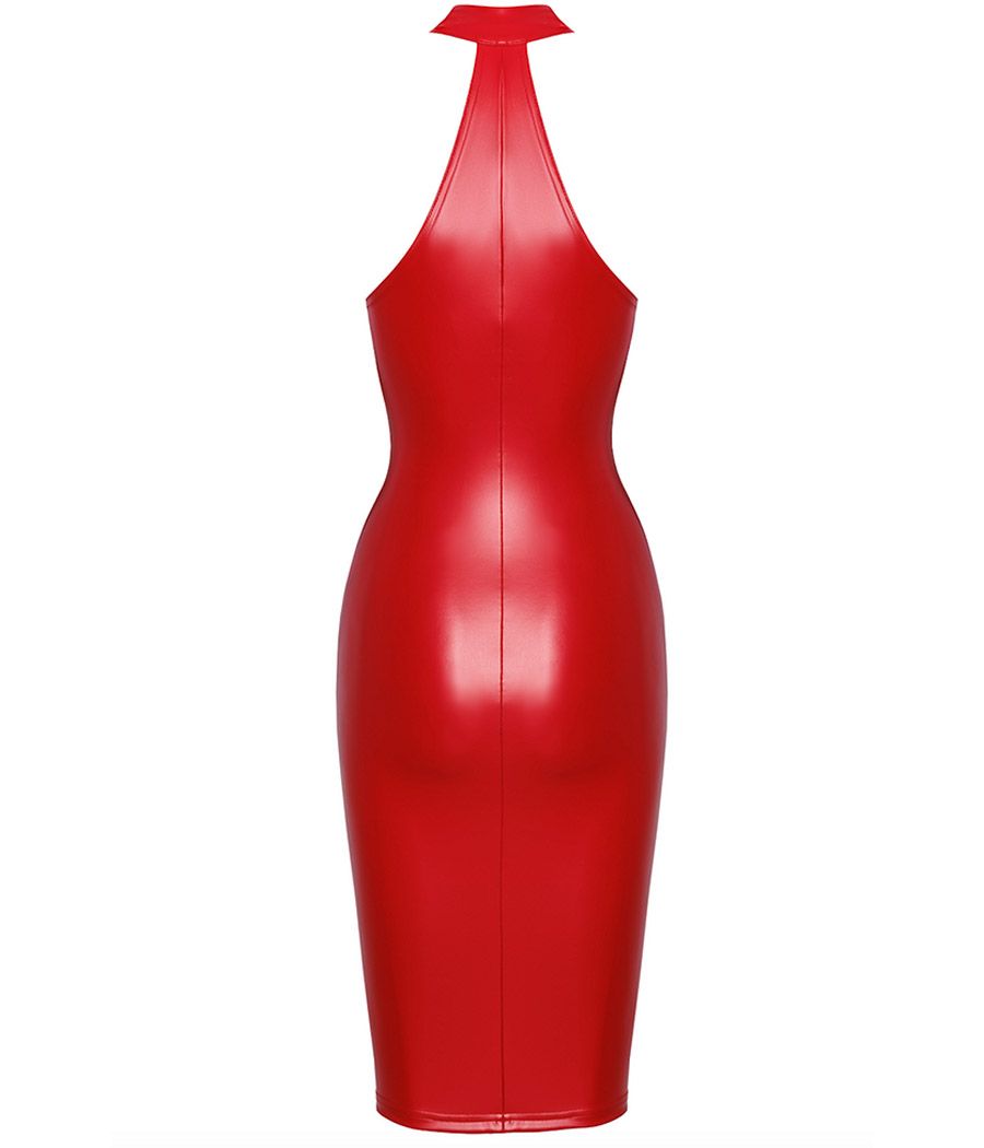 Femme portant une robe midi rouge en Power Wetlook, dos nu, fermeture éclair centrale, pose séduisante.