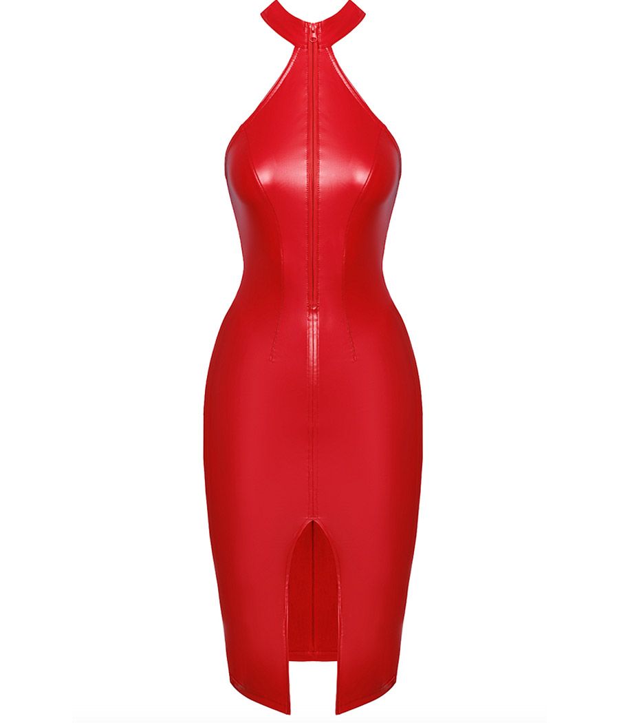 Femme portant une robe midi rouge en Power Wetlook, dos nu, fermeture éclair centrale, pose séduisante.