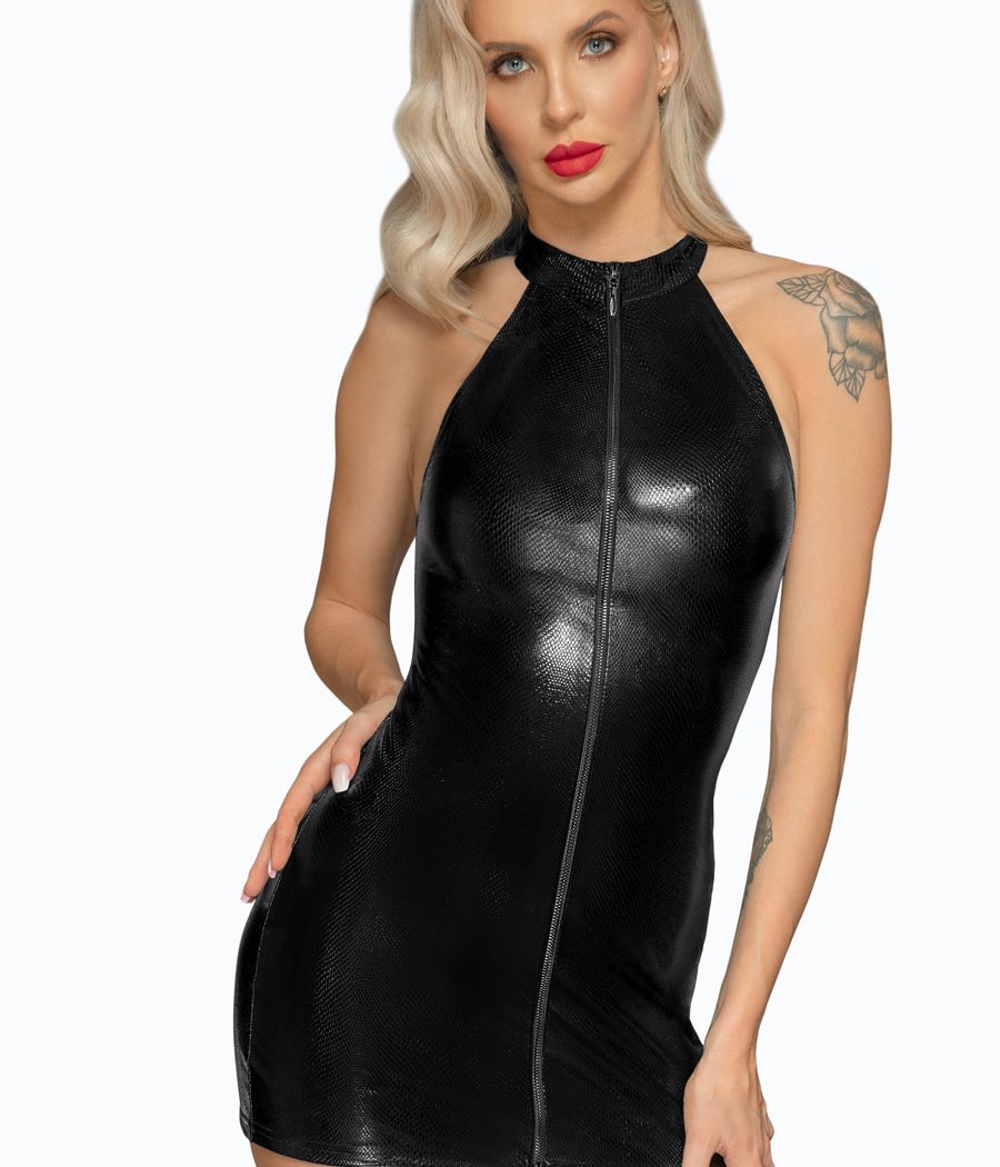 Mini-robe en wetlook noir aspect serpent avec fermeture éclair double sens et dos ouvert, pour un look sexy et sulfureux.