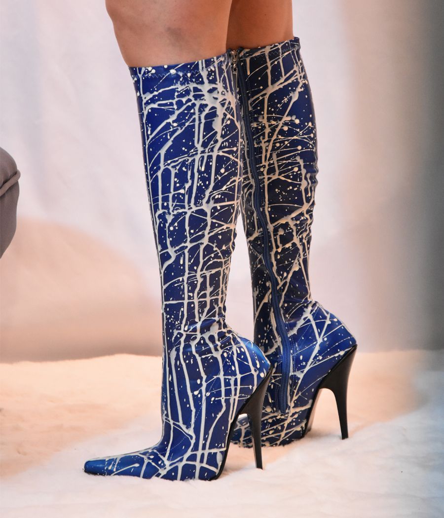 Chaussure extrême latex BDSM talon aiguille.