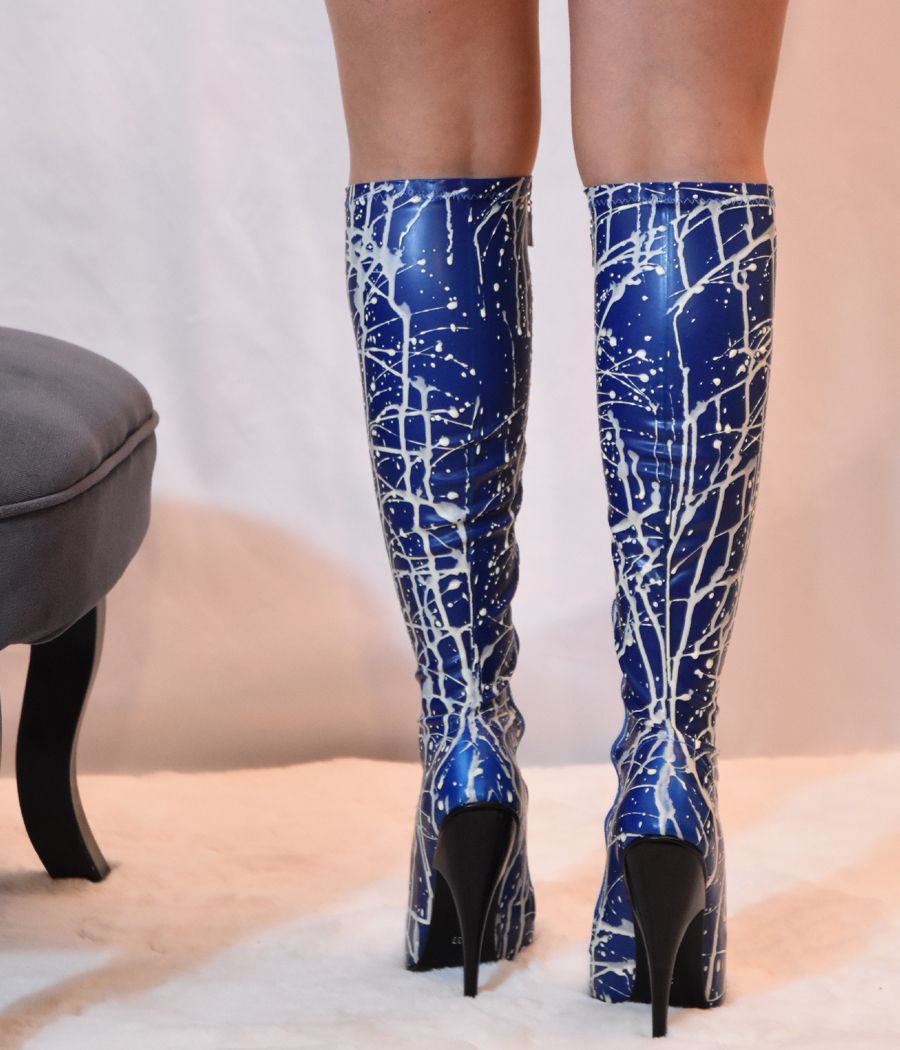 Botte fétiche latex bleu brillante allure puissante.