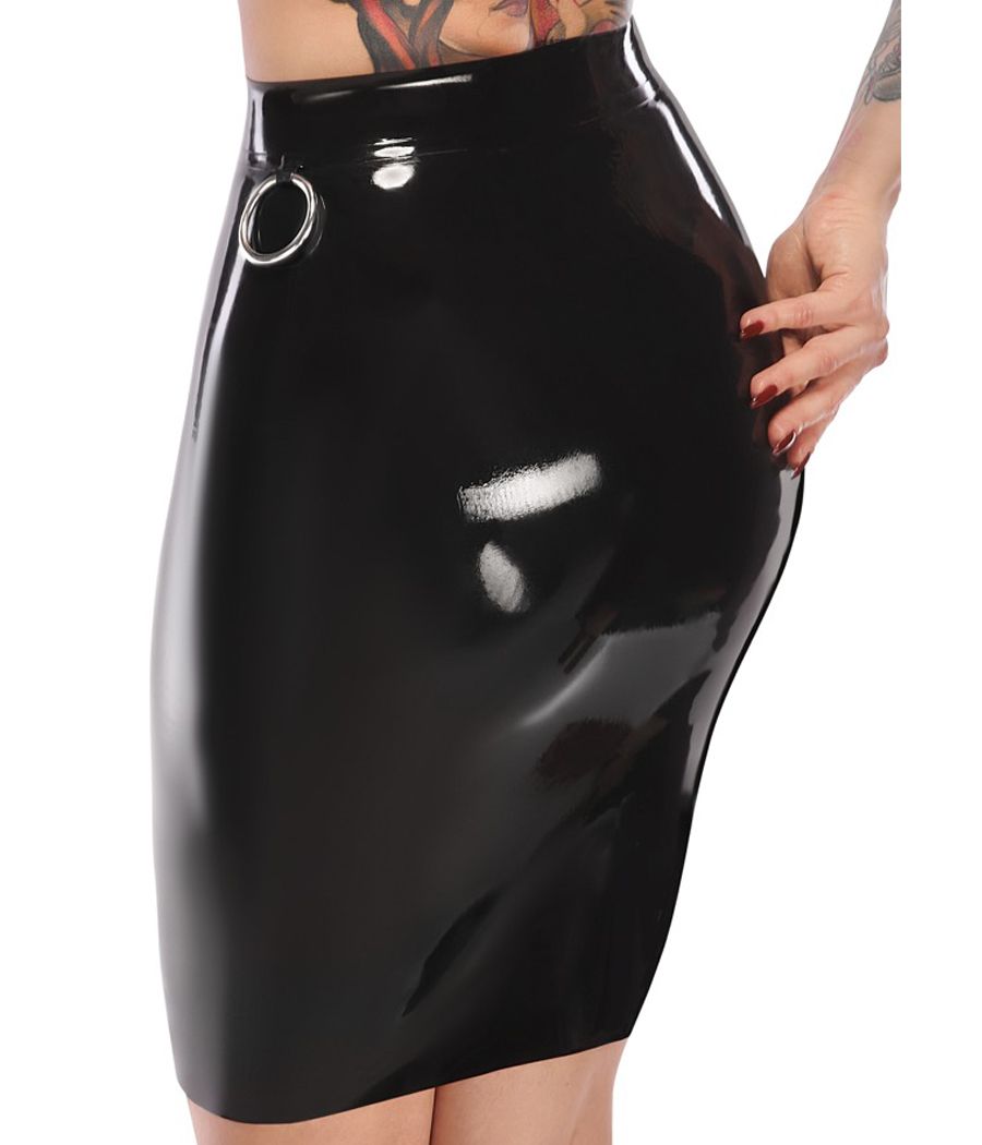 Jupe courte latex noir moulante, 3 anneaux métal bondage.