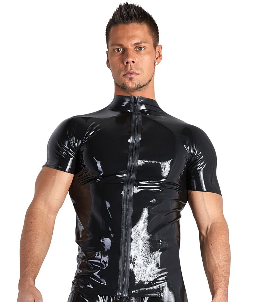 Modèle portant chemisette latex brillante avec zip.