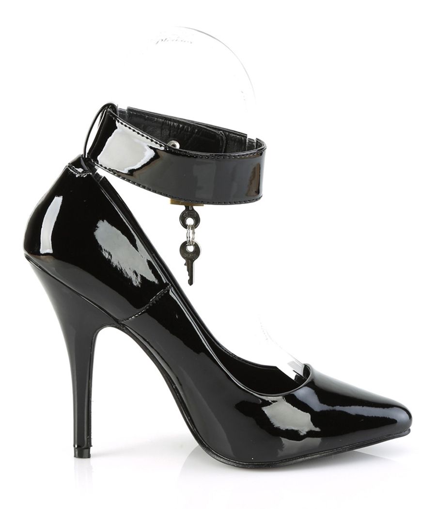 Chaussure à talon haut vernie, tenue de soirée Hussy.