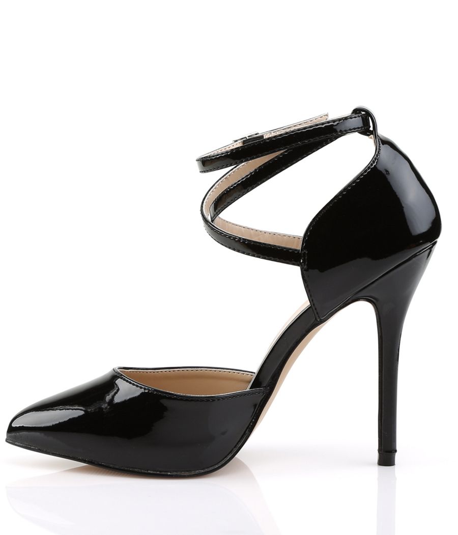 Stiletto glamour BDSM, noir vernis, brides entrecroisées.