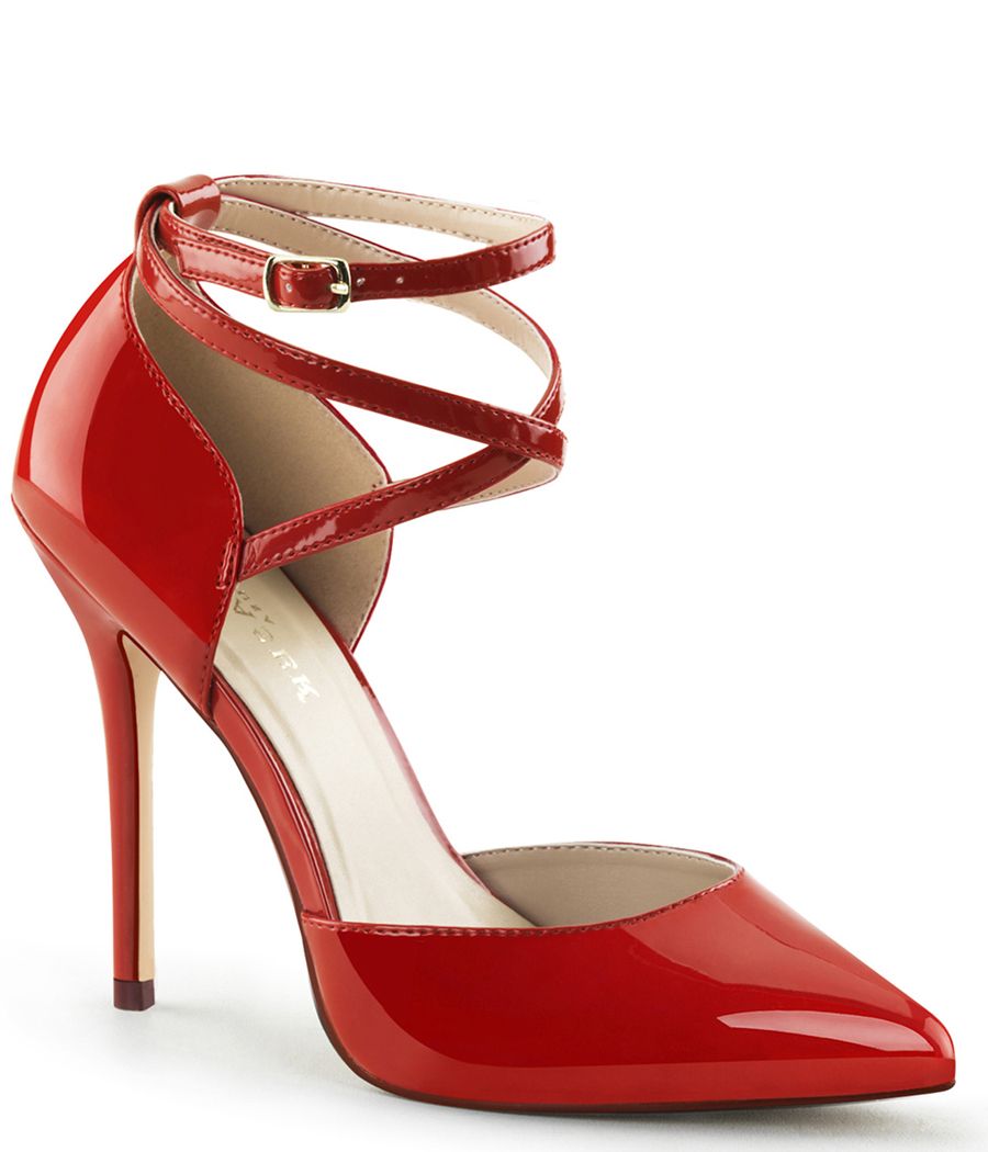 Stiletto glamour BDSM, rouge vernis, brides entrecroisées.