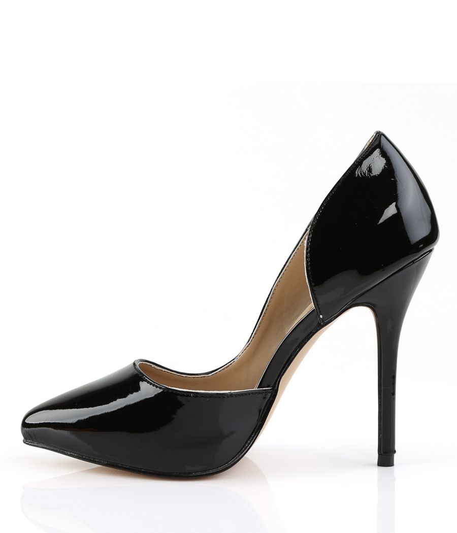 Stiletto glamour BDSM, noir vernis, design révélateur.