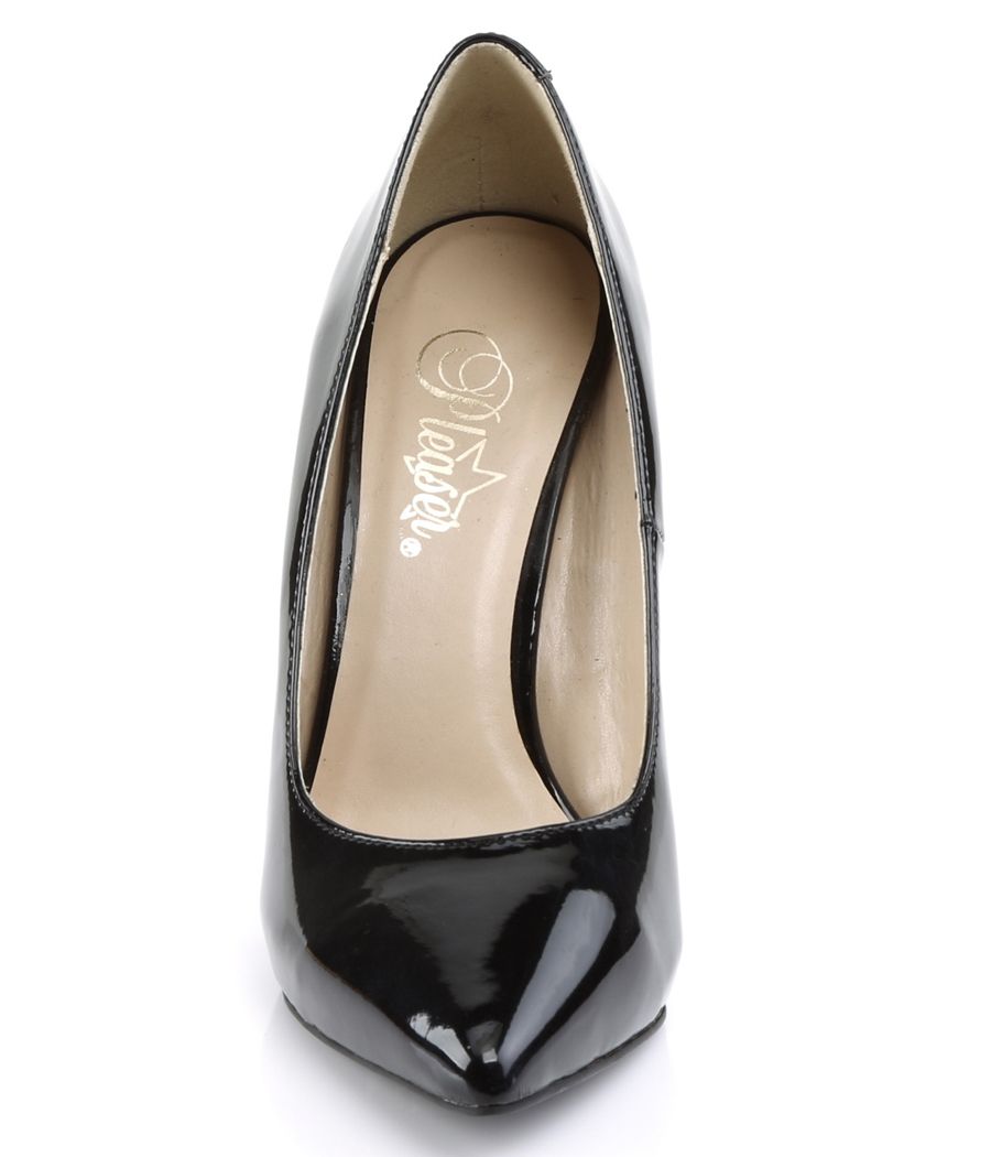Stiletto glamour BDSM, noir vernis, style intemporel extrême.