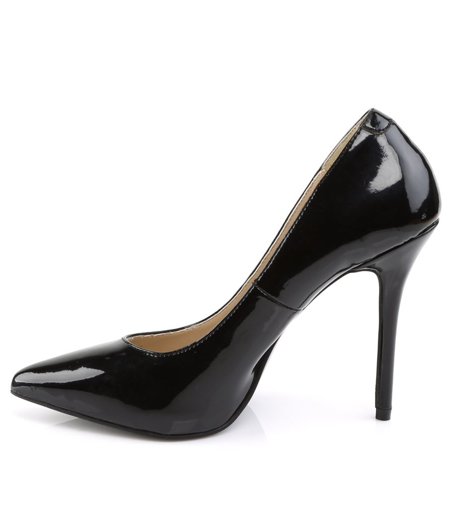Stiletto glamour BDSM, noir vernis, style intemporel extrême.
