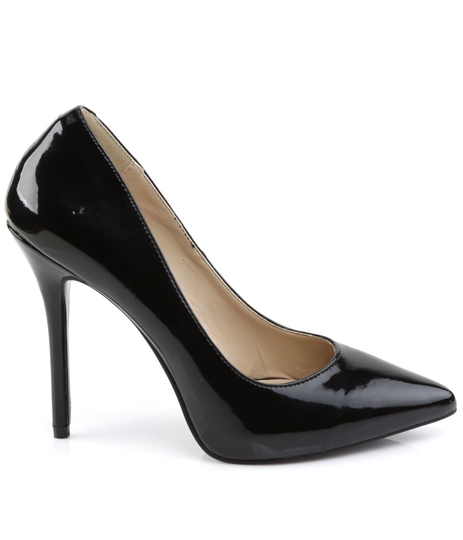 Stiletto glamour BDSM, noir vernis, style intemporel extrême.