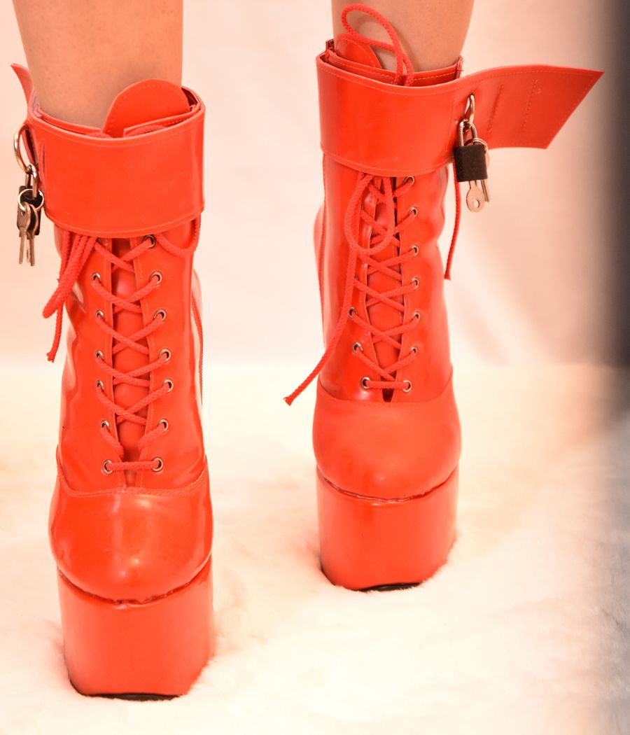 Bottine travesti caoutchouc rouge cadenas