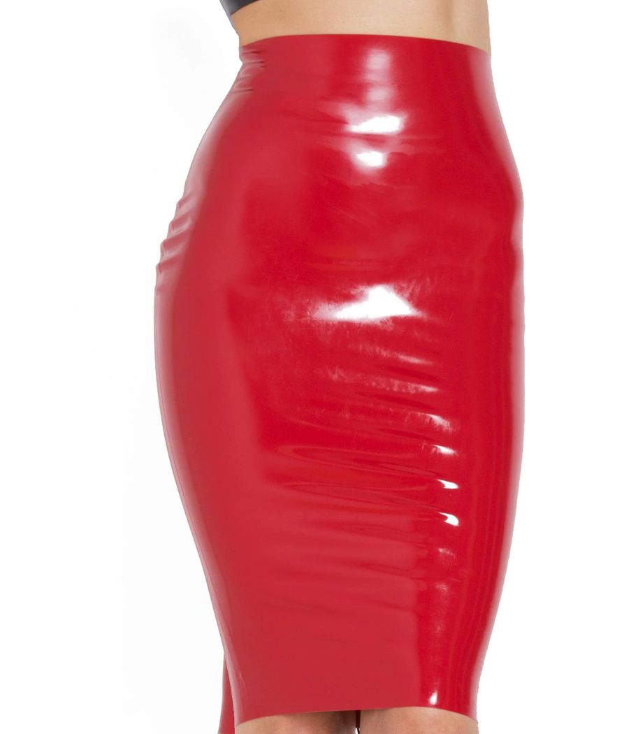 Jupe en latex rouge au genou.