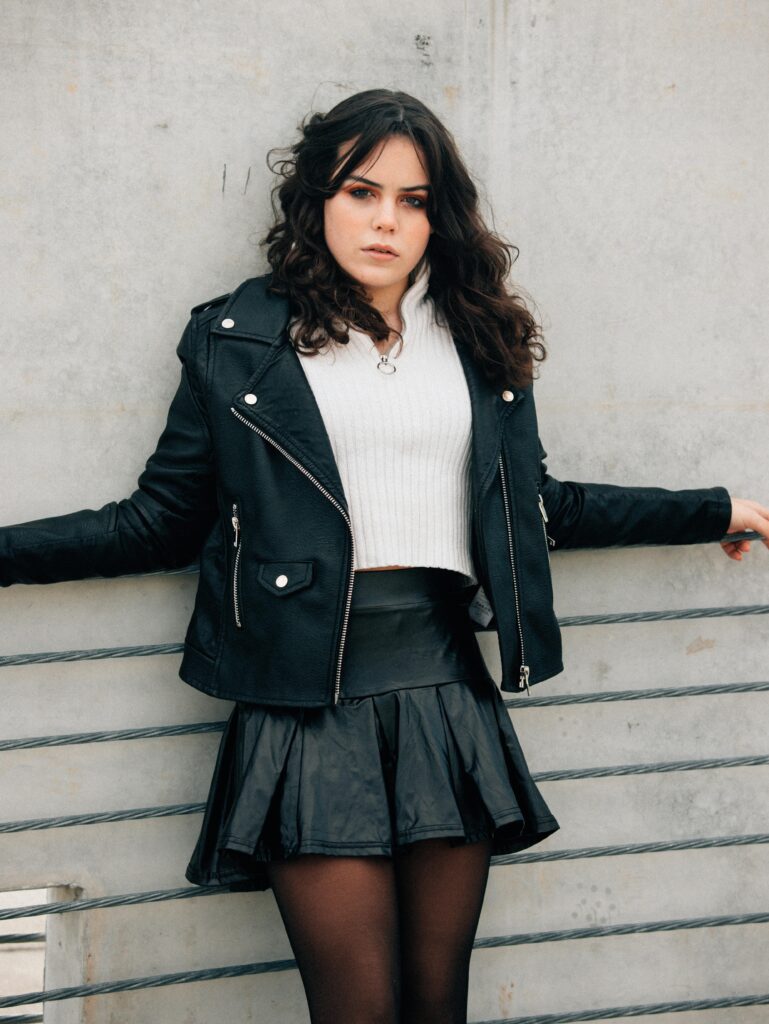 fille portant une jupe courte trapèze en look rock