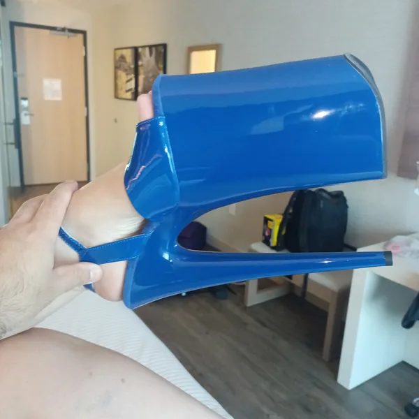 chaussure pleaser beyond-009 bleu vernis détails