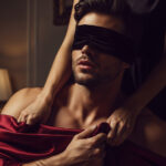 Image sensuelle et élégante d'un homme les yeux bandés, symbolisant la confiance et l'intimité dans le BDSM.