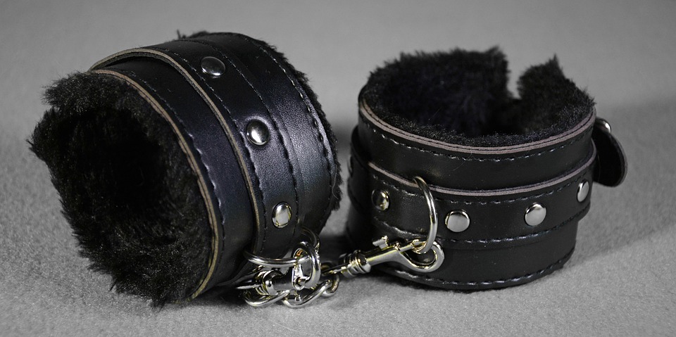 accessoire BDSM menottes cuir noir