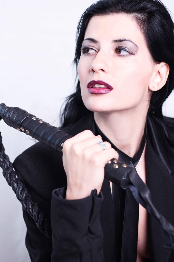Maitresse prête à fouetter son soumis