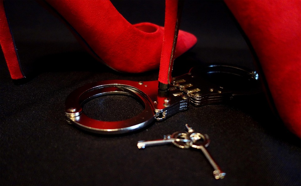 image sensuelle de menottes BDSM et escarpin rouge